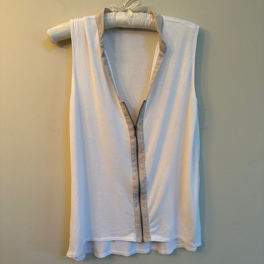 🤍 Willi Smith Sleeveless Zip-Front Top – White with Khaki Trim – GUC